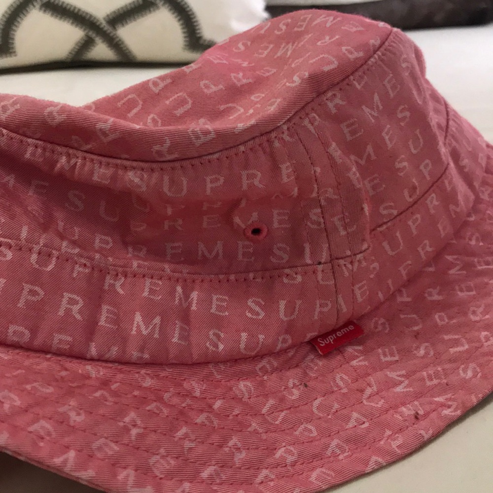 SUPREME PINK BUCKET HAT